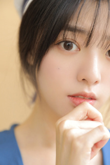 女子当众撩衣给男友喂奶